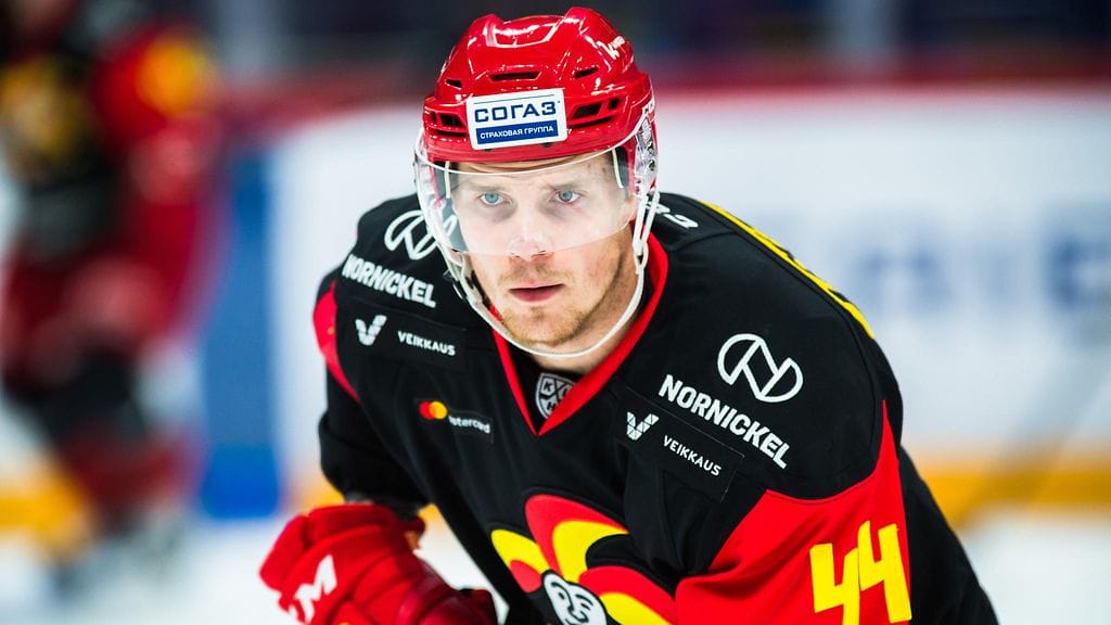 Mikko Lehtonen loukkasi itseään KHL:ssä.