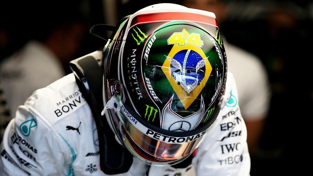 Lewis Hamiltonin kypärässä komeilee Brasilian lippu.