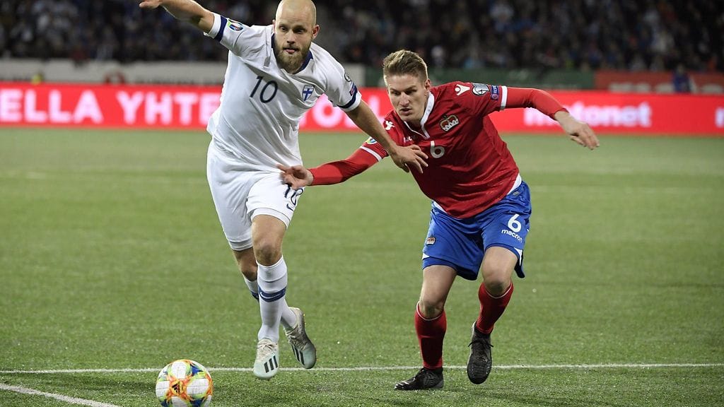 Teemu Pukki (vasemmalla) vei Suomen jo 2-0-johtoon ottelussa Liechtensteinia vastaan.