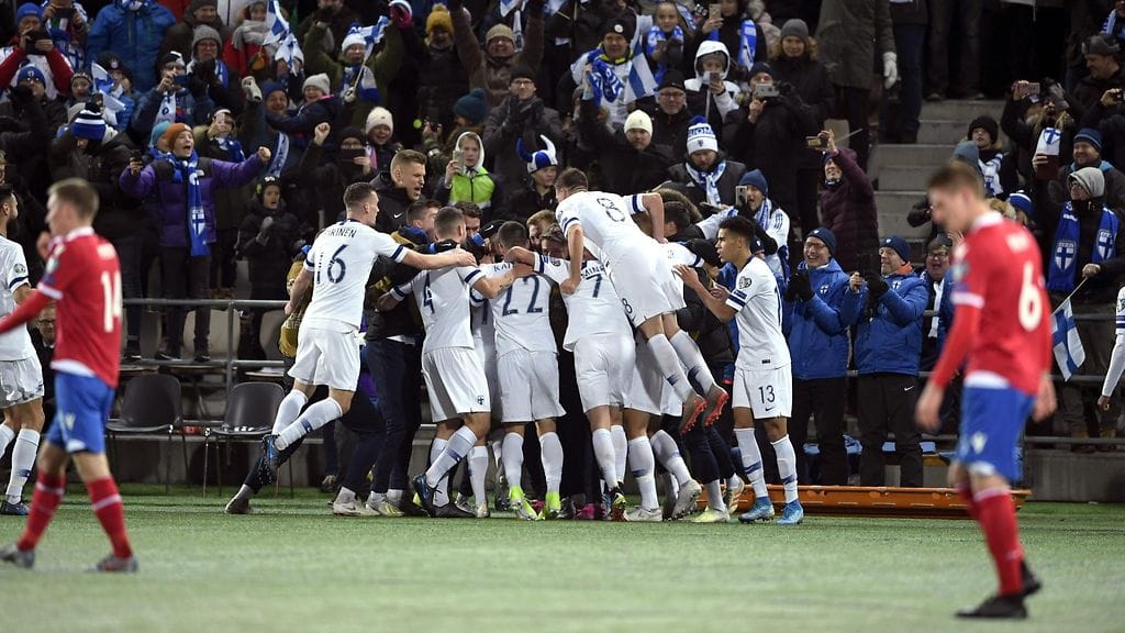 Huuhkajat, arvokisoihin.