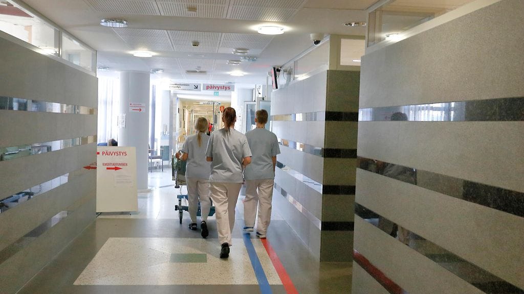 – Olemme suoraan sanoen pelinappuloita, valmiuslailla pelottelu turhauttaa tehohoitajana työskentelevää Lottaa.