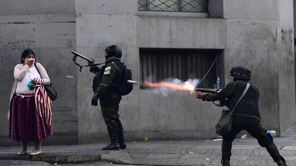 Mellakkapoliisi ampui kyynelkaasua ex-presidentin kannattajien päälle La Pazissa keskiviikkona.