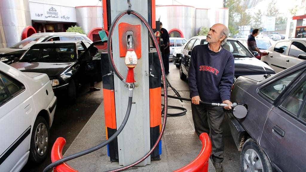 Ihmiset ihmettelivät bensan hinnan roimaa korotusta bensa-asemalla pääkaupunki Tehranissa.