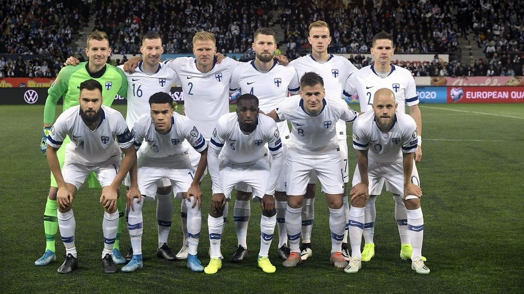 Huuhkajat esiintyi kotiyleisön edessä itseluottamuksella.