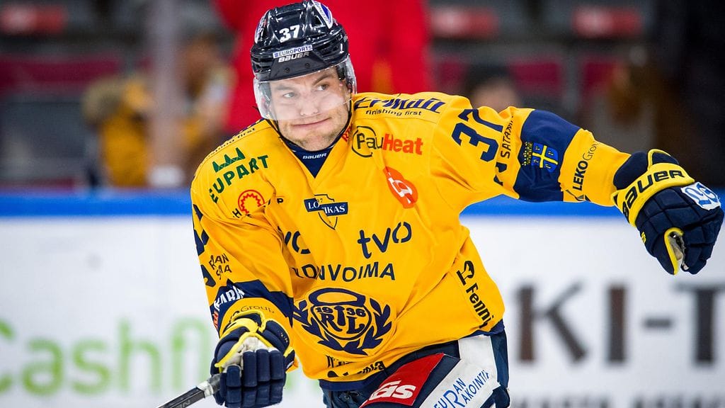 Lukon Pathrik Westerholm puhaltelee ainakin yhden ottelun katsomossa.