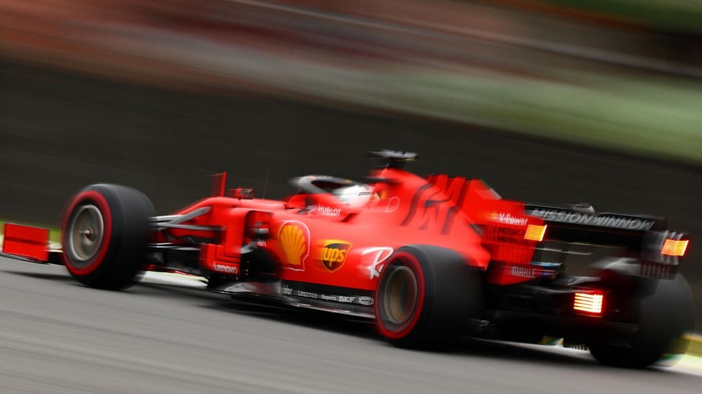 Sebastian Vettel vauhdissa Brasilian harjoituksissa.