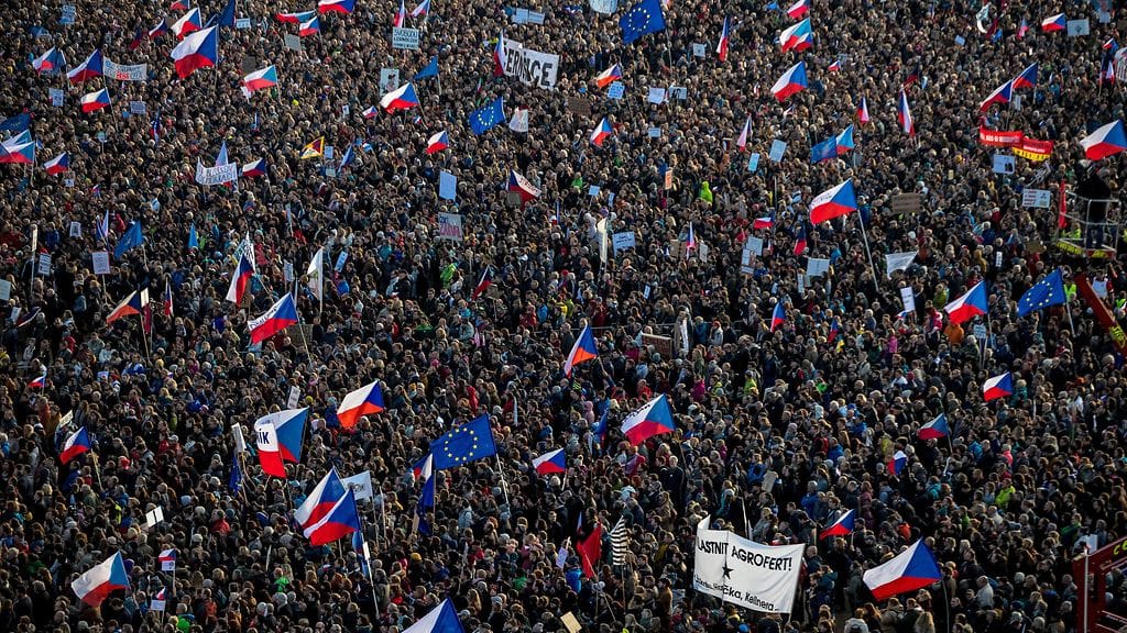 Arviolta yli 200 000 ihmistä on osallistunut mielenosoitukseen Prahassa tänään lauantaina.