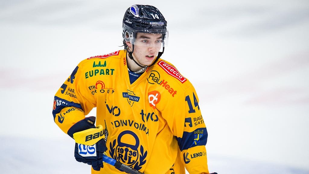 Ville Heinola sai kovan tärskyn ottelun loppuhetkillä.