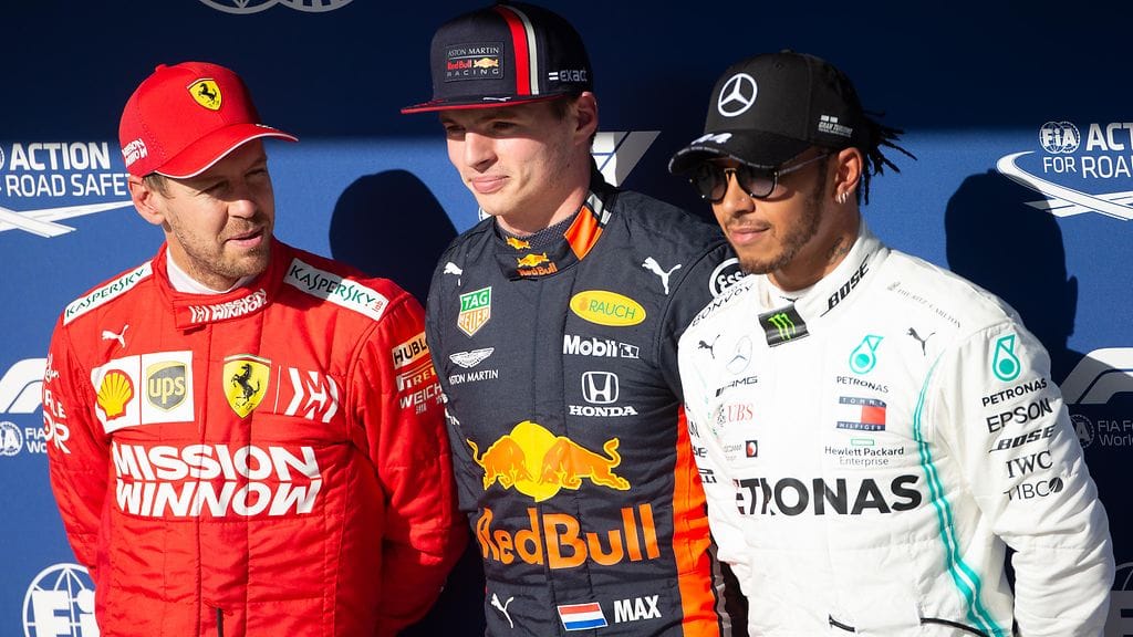 Mercedeksen Lewis Hamilton (oikealla) joutui toteamaan Red Bullin Max Verstappenin (keskellä) ja Ferrarin Sebastian Vettelin (vasemmalla) paremmakseen Brasilian GP:n aika-ajoissa.