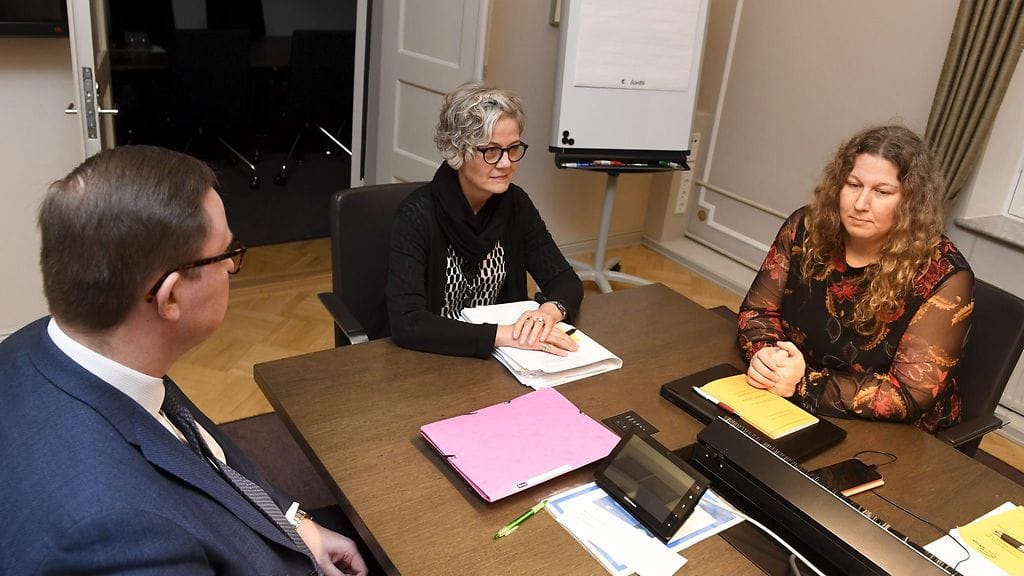 Valtakunnansovittelija Vuokko Piekkala keskellä, pöydän ymärillä Heidi Nieminen ja Tuomas Aarto.