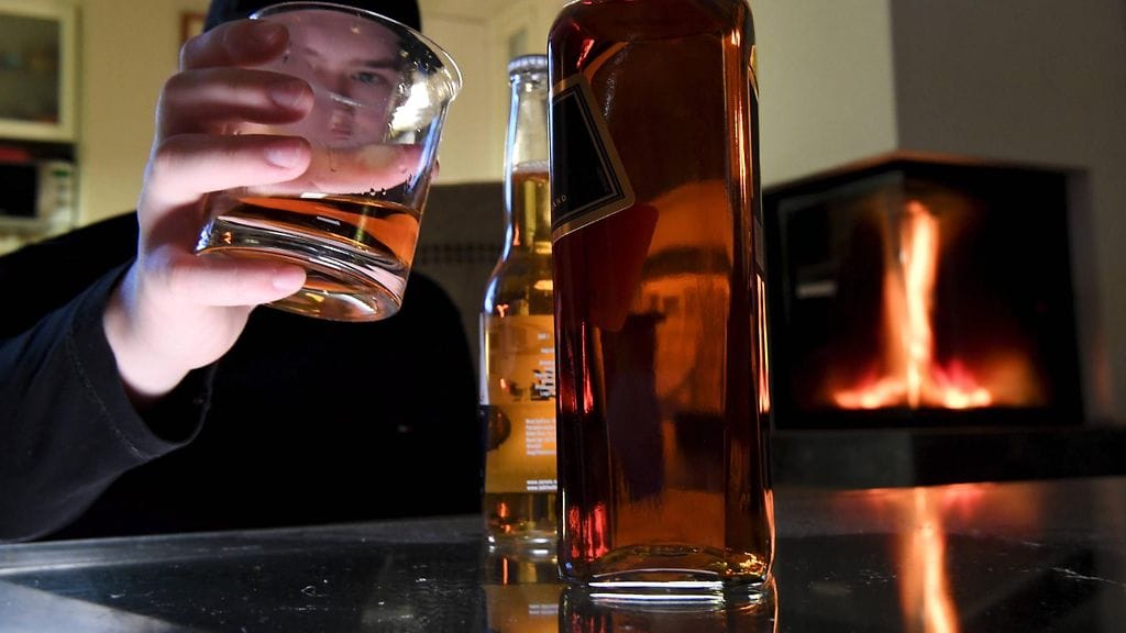 Parisuhteessa sosiaalinen kontrolli voi myös vähentää impulsiivista riskikäyttäytymistä erityisesti nuorilla miehillä, joilla alkoholinkäyttö voi karata käsistä.