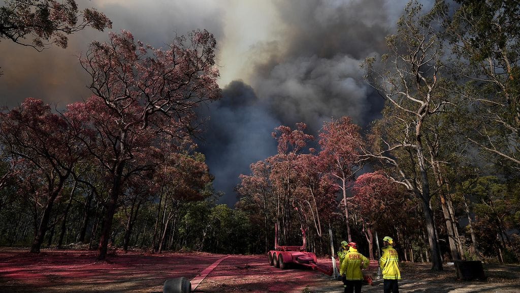 Uudessa Etelä-Walesissa lentokoneet pudottivat pinkkiä sammutusvaahtoa maastopalojen päälle perjantaina.