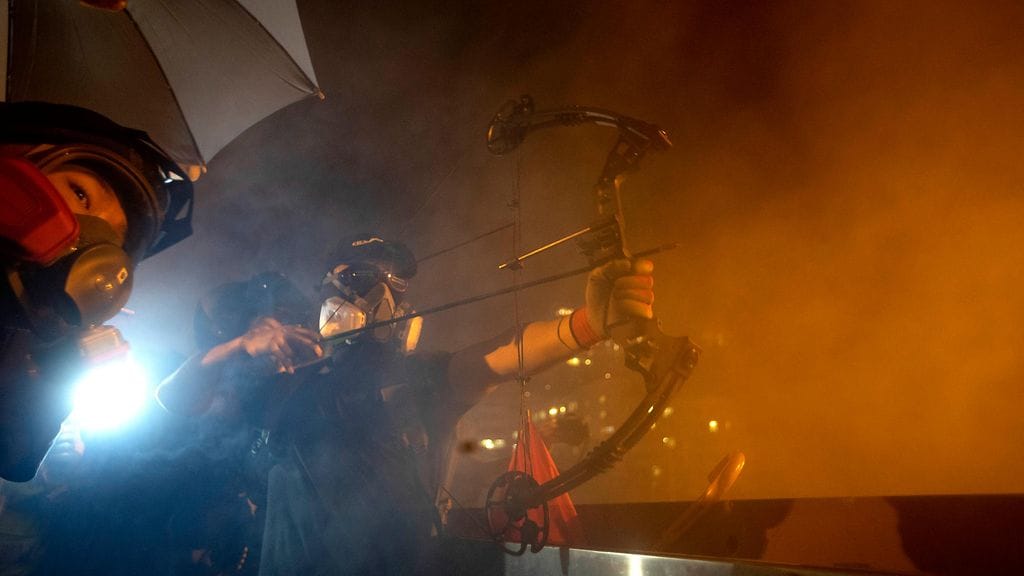 Mielenosoittaja ampui jousipyssyllä kohti poliiseja Hongkongin yliopistolla viime tiistaina. Ei ole tietoa, että kyseinen kuvan mielenosoittaja liittyisi jutun tapaukseen.