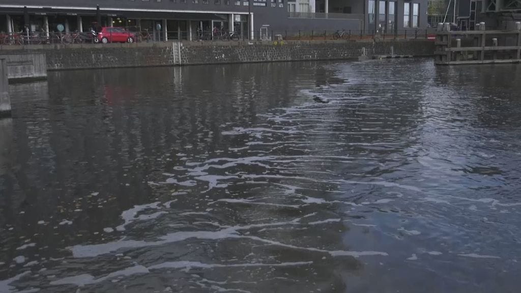 Kuplamuurin ilmakuplat nostavat muoviroskat pintaan ja ohjaavat ne keräysastiaan.