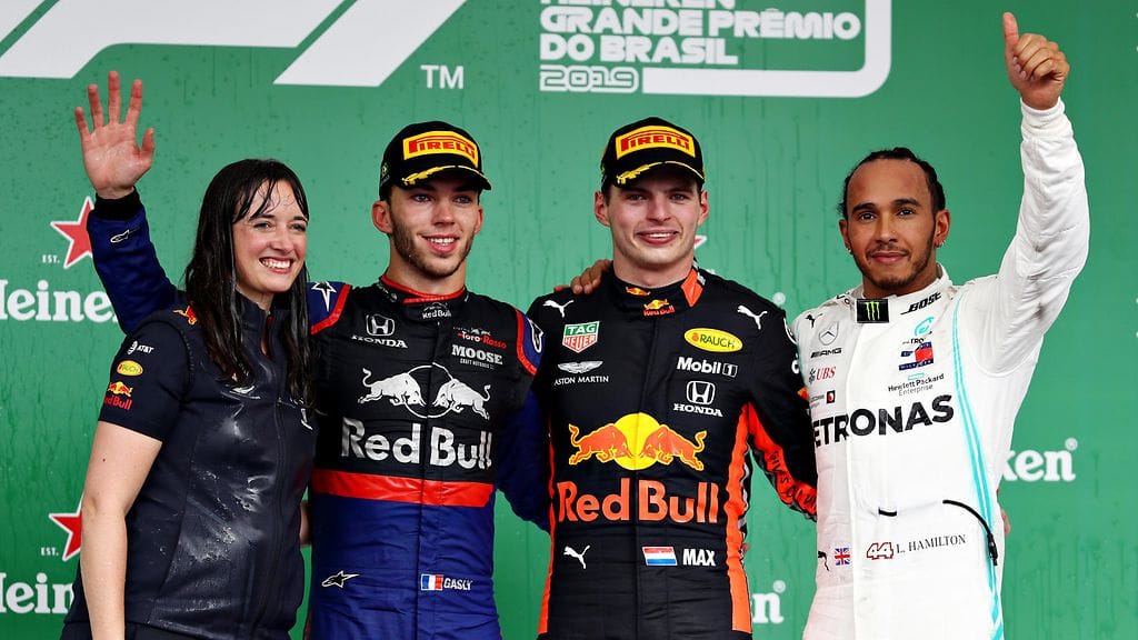 Pierre Gasly, Max Verstappen ja Lewis Hamilton palkintopallilla.