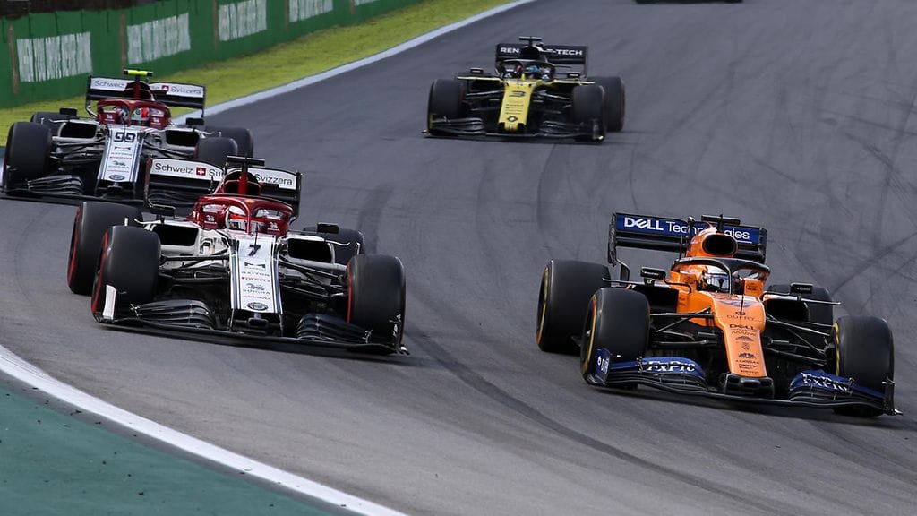 Kimi Räikkönen kävi kovan taistelun Carlos Sainzin kanssa Brasilian GP:n huippusijoista.