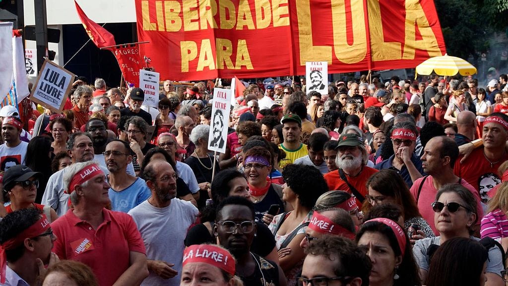 Lula da Silvan kannattajat osoittivat mieltään huhtikuussa Lulan vankilatuomion vuoksi.