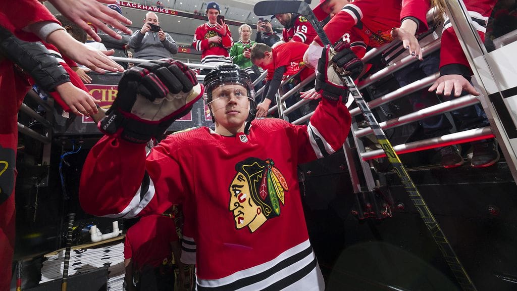 Chicago Blackhawksin Olli Määttä otti kannattajilta läpyjä vastaan.