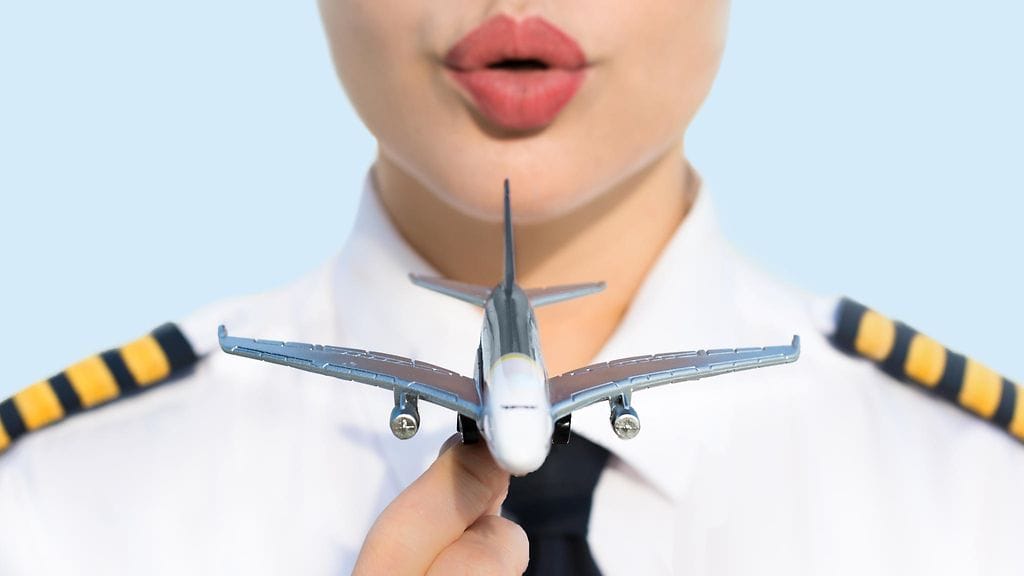 Pornotähdet kuvasivat aikuisviihdettä brittiläisessä ilmailumuseossa. Kuvituskuva.