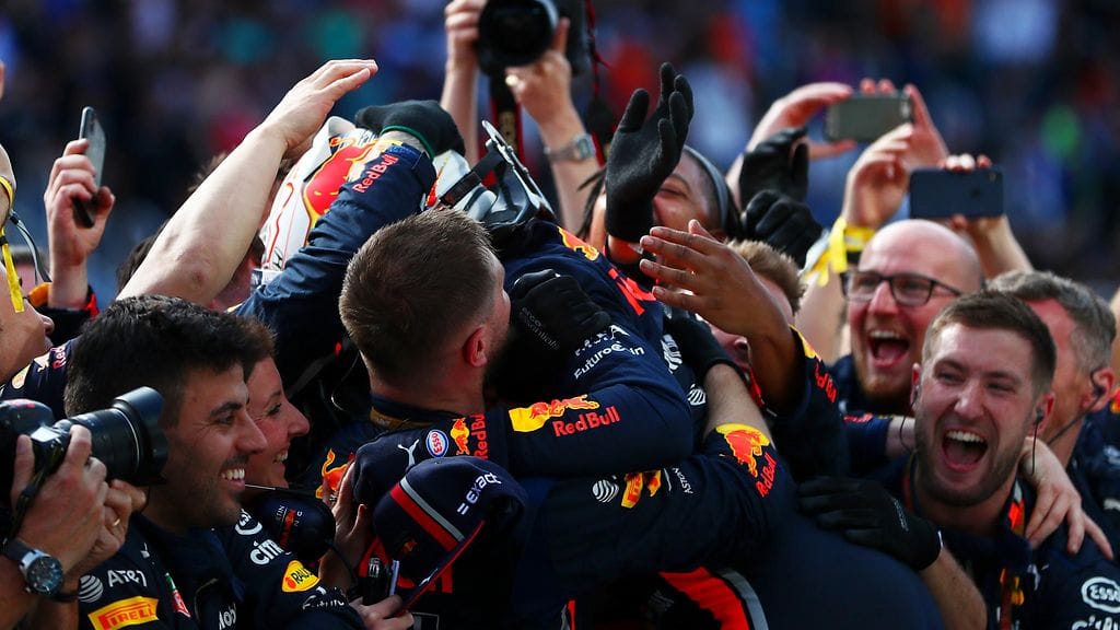 Max Verstappen käynnisti riehakkaat juhlat Red Bullin tiimissä.