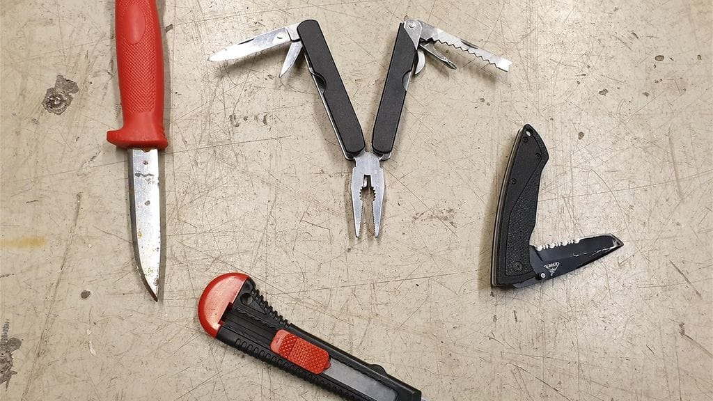 Kuvassa poliisin takavarikoimia teräaseita.