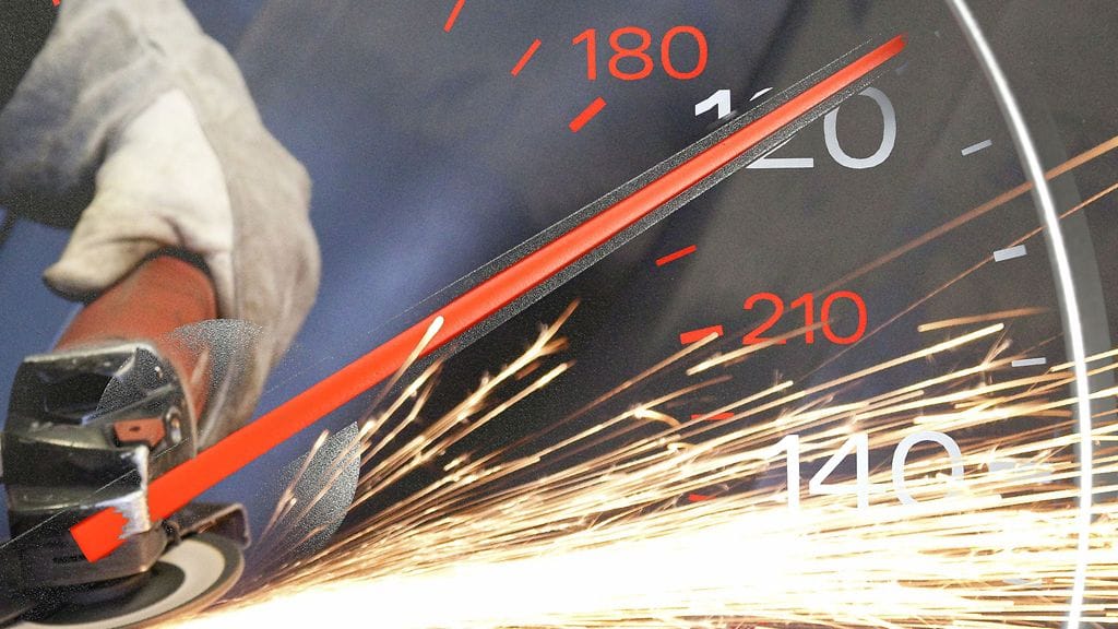 Kulmahiomakonetta käytellyt mies sai roskan silmäänsä ja tämän ystävä päätti kiidättää tämän sairaalaan kaasujalkaa keventämättä. Toiminta johti tuomioon.