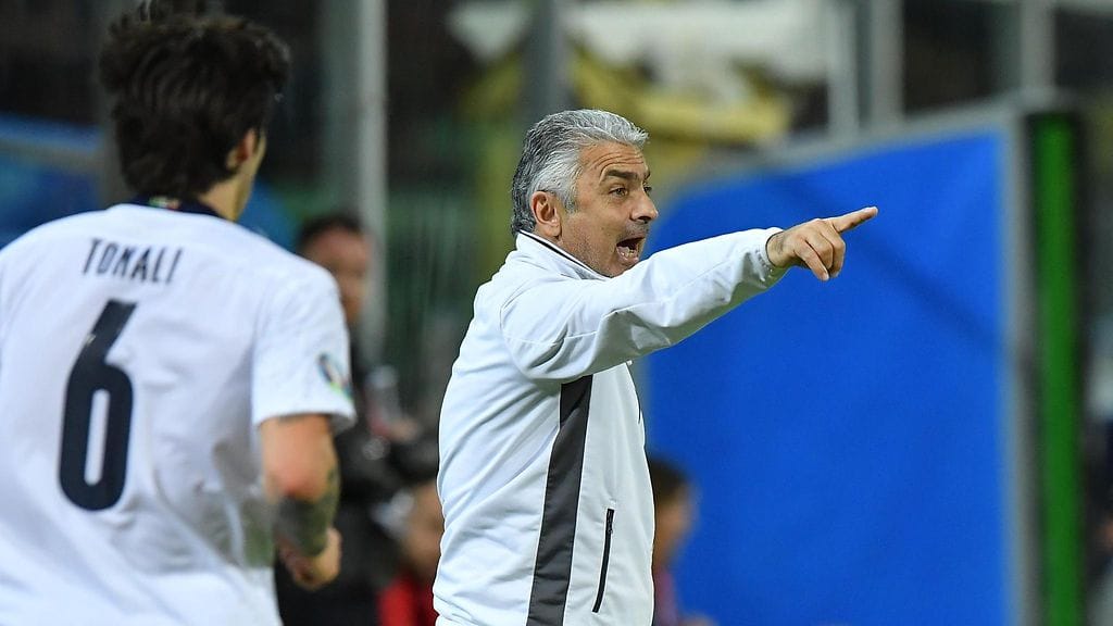 Armenian päävalmentaja Abraham Khashmanyan tarjoutui jättämään tehtävänsä.