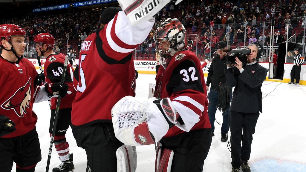 Antti Raanta (oik.) sai onnittelut Darcy Kuemperilta.