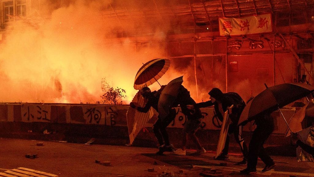 Mielenosoituksissa on saanut surmansa jo kaksi nuorta, loukkaantuneita on satoja ja pidätettyjä on noin 4 500. Tänään hongkongilaiset ovat yhä ahtaammalla omassa kaupungissaan, kirjoittaa toimittaja Petri Saraste.