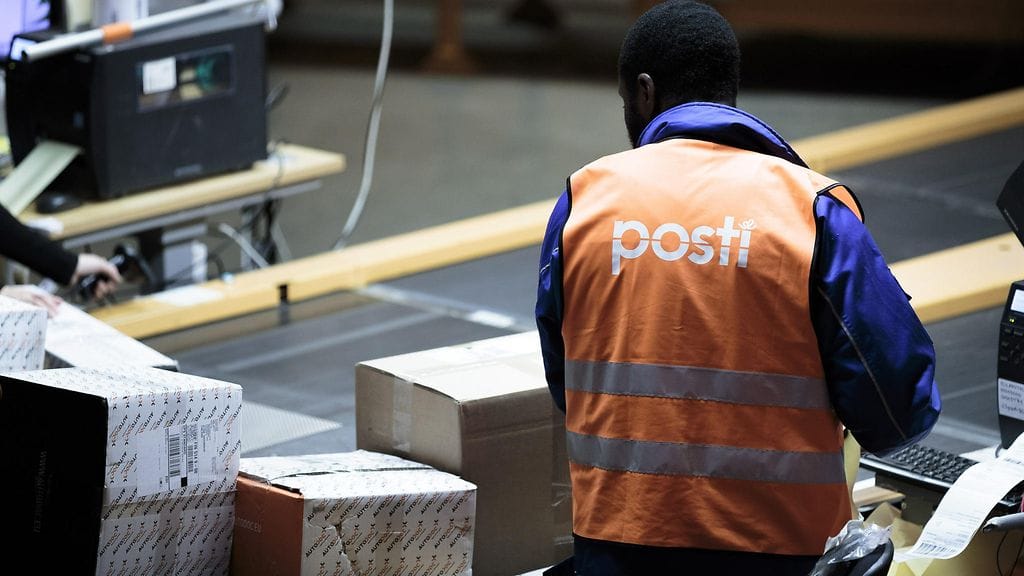 Kiistan ytimessä on 700 postin pakettilajittelijaa, jotka siirrettiin kuun alusta toisen työehtosopimuksen piiriin.
