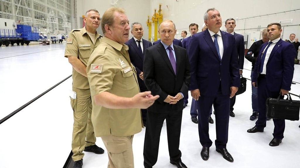 Presidentti Vladimir Putin vieraili uudessa avaruuskeskuksessa Venäjän kaukoidässä syyskuussa. Putinin vasemmalla puolella seisoo Dmitry Rogozin, Venäjän avaruushallinnon johtaja.