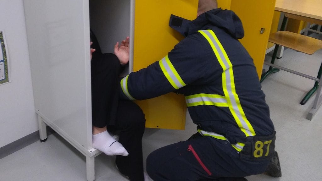 Tyttö mahtui kaappiin sisään muttei enää ulos.