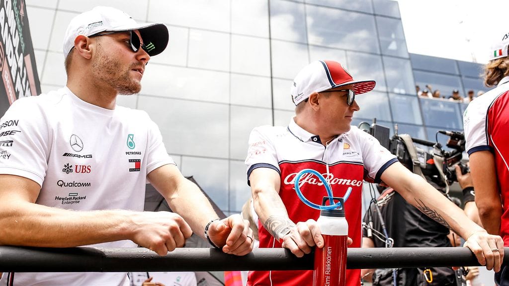 Kimi Räikkönen ja Valtteri Bottas olivat vierekkäin kuljettajaparaatissa Brasiliassa.