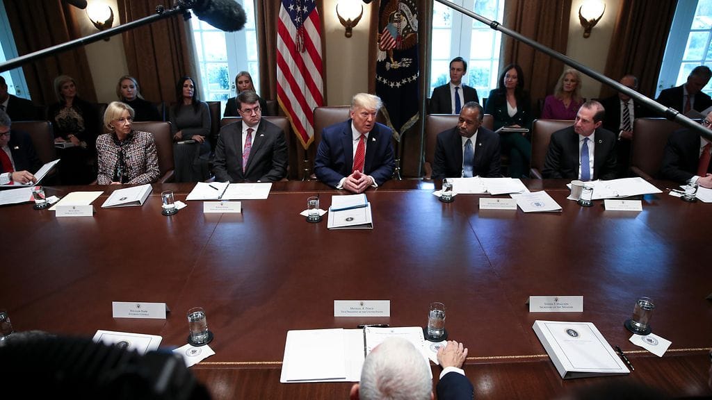 Yhdysvaltain presidenttiä Donald Trumpia (kuvassa keskellä) syytetään virkarikoksista.