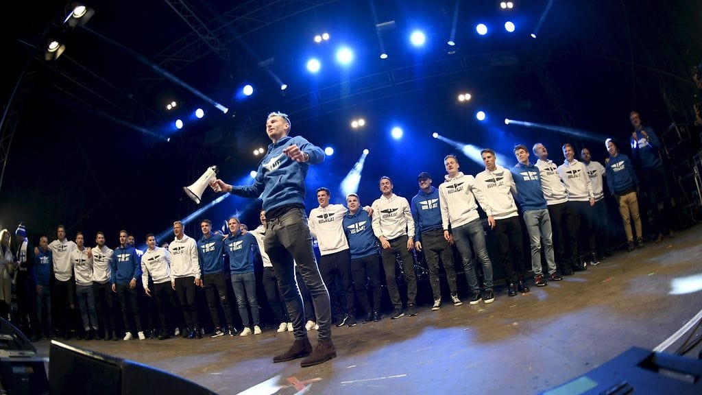 Lukas Hradecky huudatti yleisöä Kansalaistorilla.