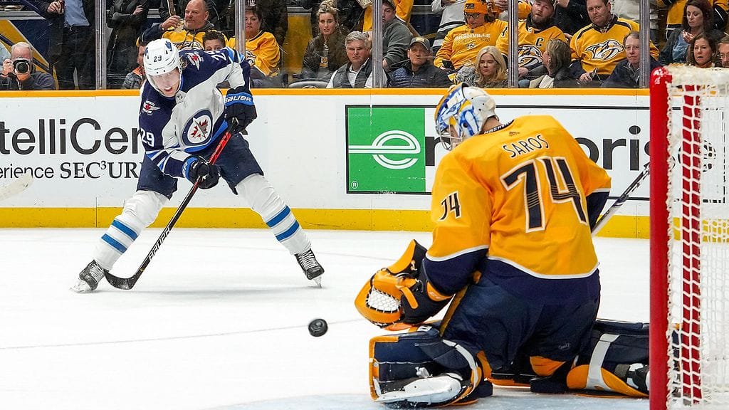 Patrik Laine yritti laukoa kiekkoa Juuse Saroksen selän taakse.