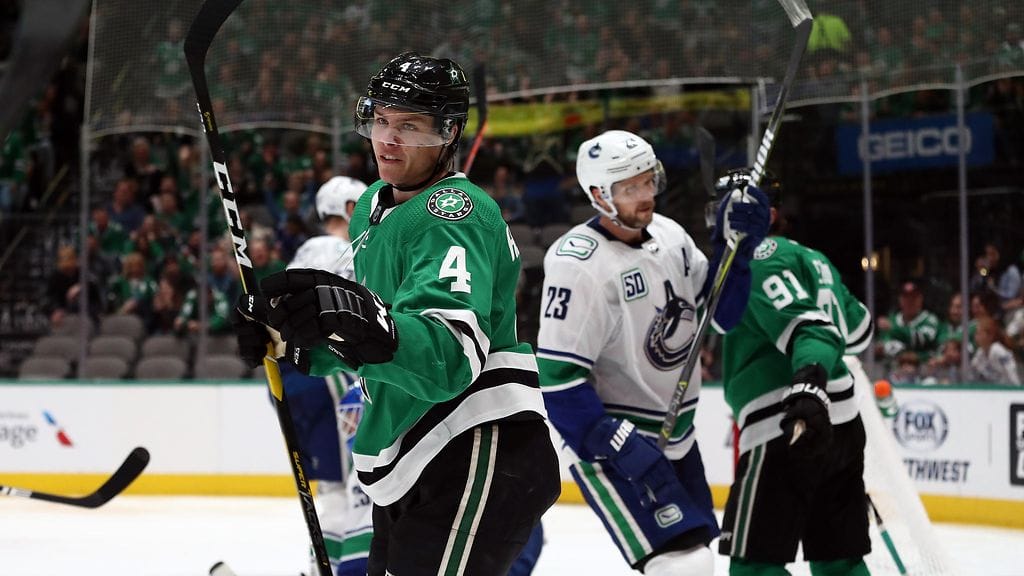 Miro Heiskanen pääsi juhlimaan maalia Dallas Starsin paidassa.