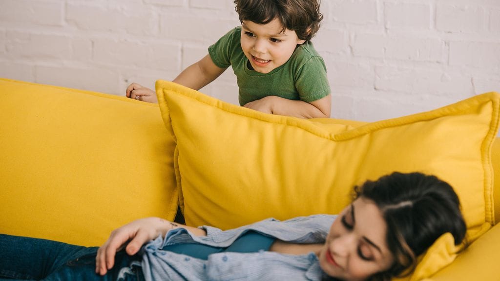 On tärkeää opettaa jo pienellekin lapselle hätänumeroon soittamista. Kuvituskuva. Kuvan henkilöt eivät liity juttuun.