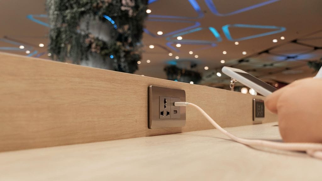 FBI kannustaa varovaisuuteen julkisten latauspaikkojen kanssa. Kuvituskuva.