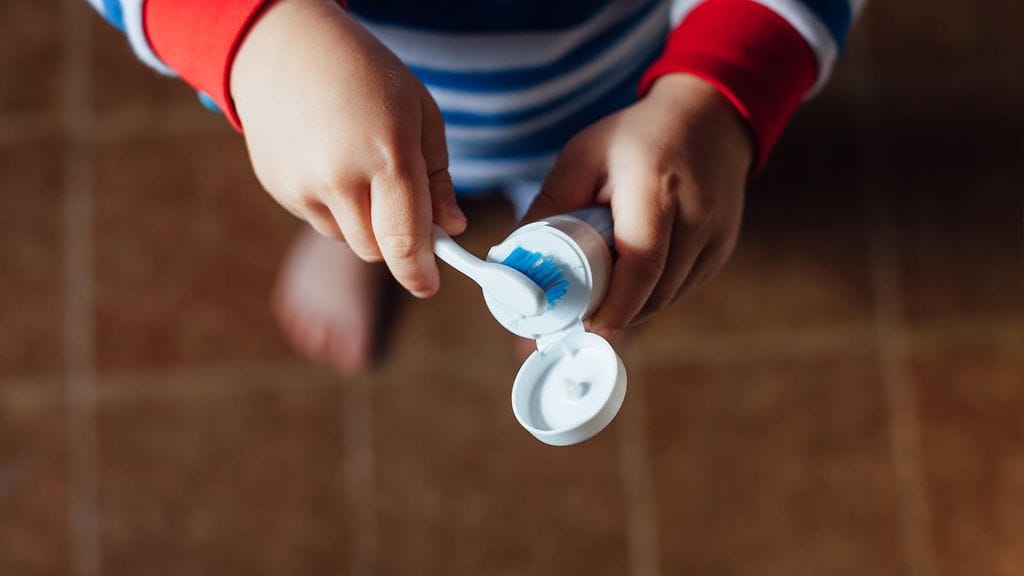 Hammasharja teki 5-vuotiaan tytön kurkkuun reiän, kun tyttö oli pudonnut lattialle pompittuaan sängyssä, kertoo muun muassa Daily Mail -sivusto.