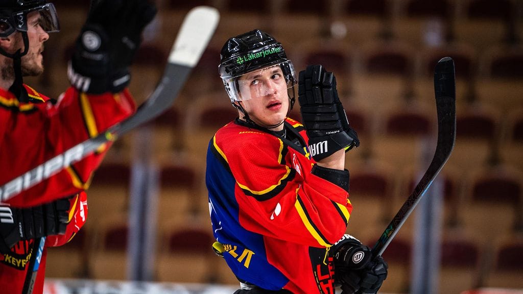 Luulajan Arttu Ilomäki sai tuulettaa maalia kolme kertaa CHL-ottelussa.