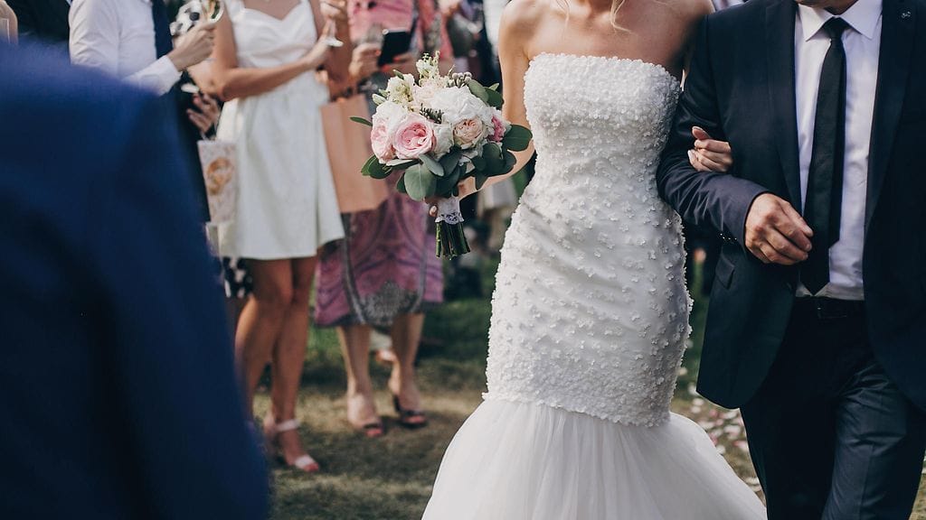 Rebecca ja Marvin ovat onnellisia siitä, että heidän hauskat hääkuvansa ovat piristäneet monia.