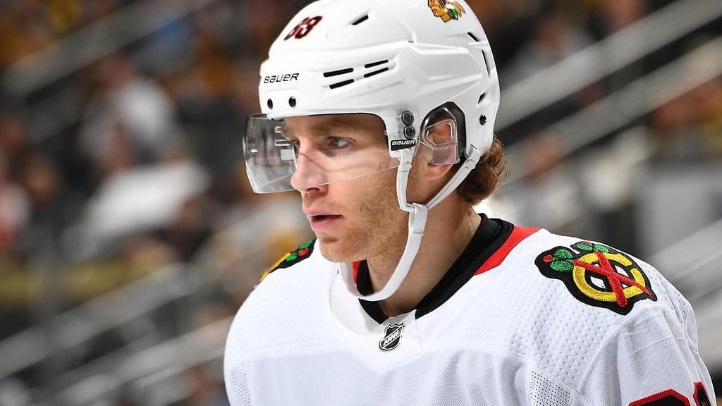 Patrick Kane suuttui Sebastian Ahon taklauksesta.