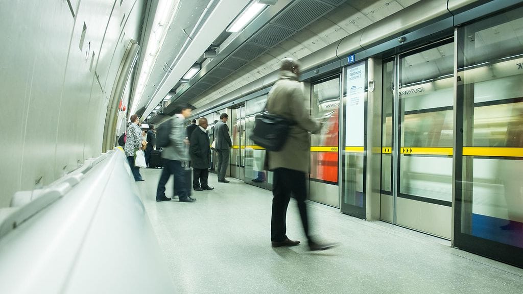 Mies harjasi hampaitaan metrolaiturilla Lontoossa. Kuvituskuva.