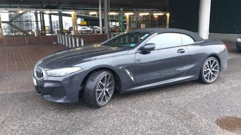 BMW:n 8-sarjan avoauton hinta Suomessa on noin 150 000 euroa. Kuva on Rajavartiolaitoksen pysäyttämästä autosta.