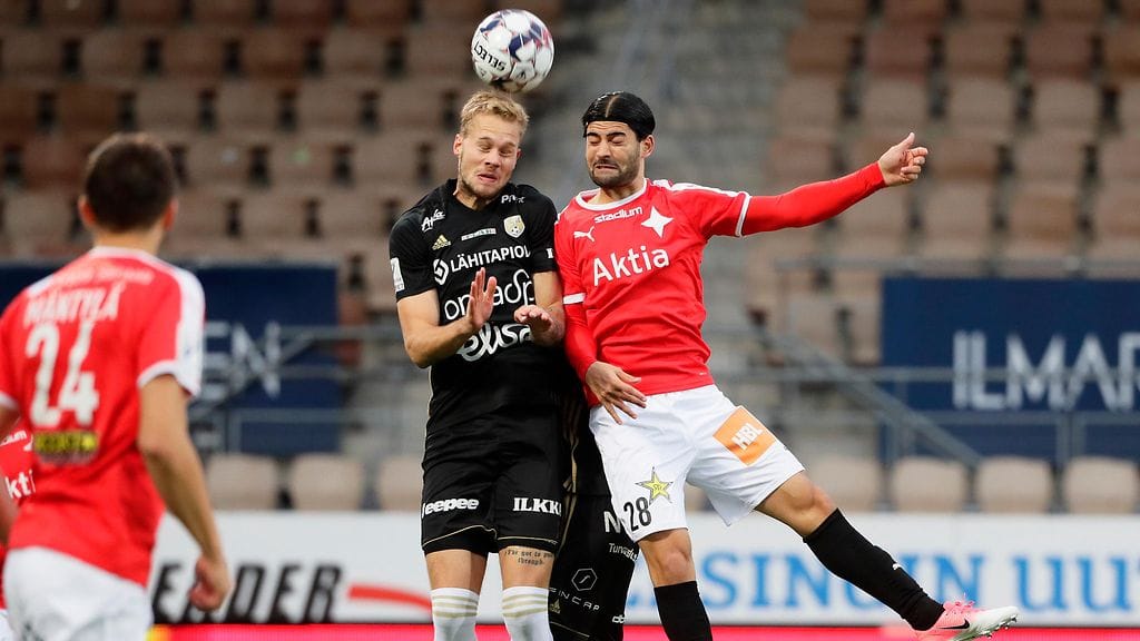 Joel Mero (keskellä) taisteli syyskuussa pallosta Jabar Sharzan kanssa.