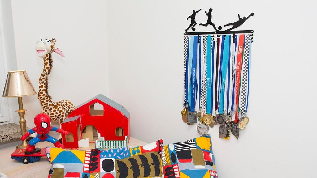 Pieni helsinkiläinen mitalihenkareita valmistava yritys on joutunut tiukille Postin lakon vuoksi.