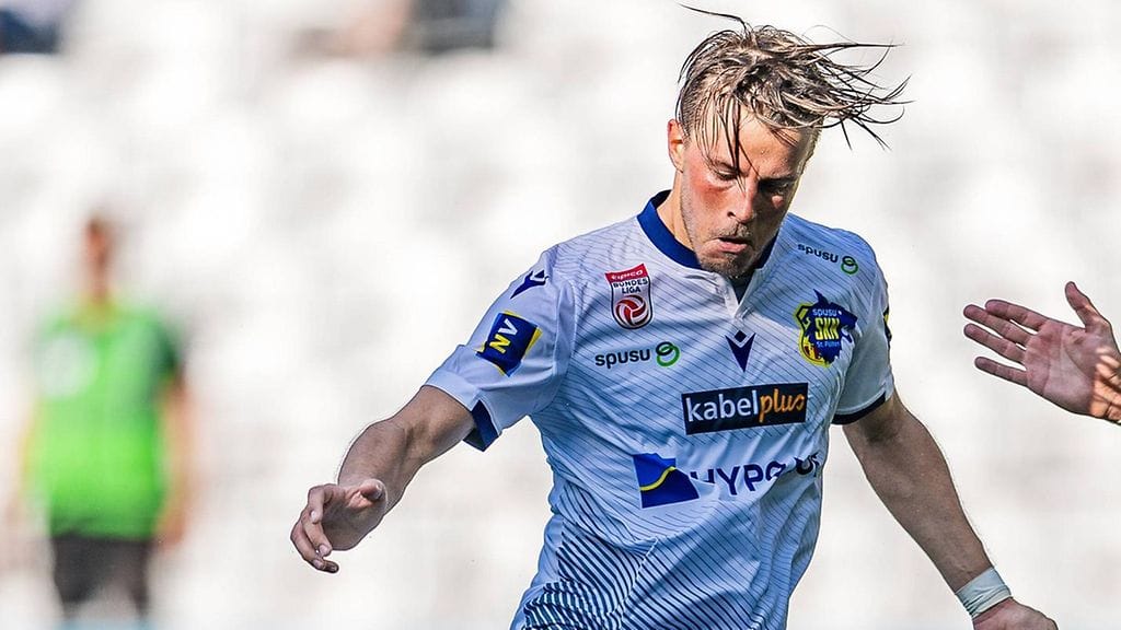 Roope Riski St. Pöltenin paidassa kesällä 2019.