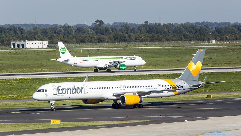 Saksalaisen lomalentoyhtiö Condorin kone konkurssiin menneen Thomas Cookin väreissä.