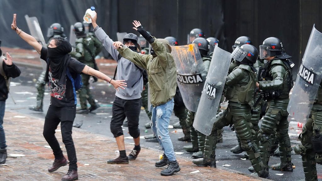 Poliisin ja mielenosoittajien yhteenotoissa loukkaantui lähes kolmekymmentä poliisia. Kuva: AOP.